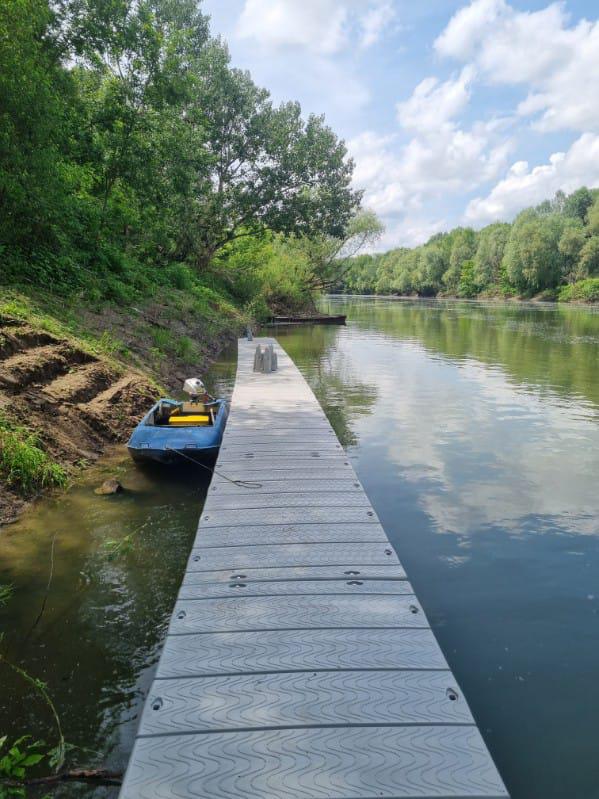 1Výstavba móla v smere toku rieky